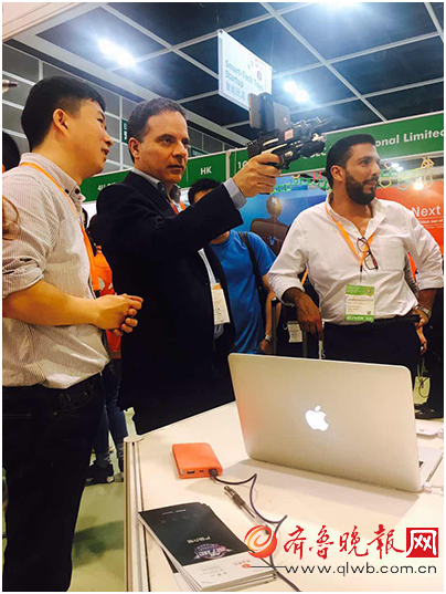 国外厂商代表在试玩AR魔力枪